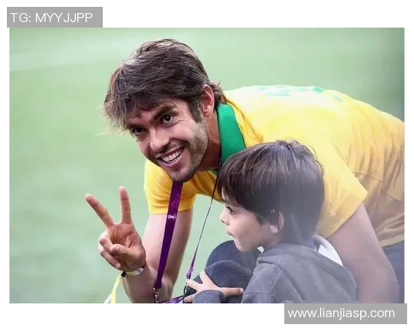 足球明星的孩子依赖奶嘴的可爱瞬间引发网友热议与关注